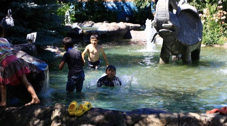 &Ccedil;ankırı&rsquo;da Sıcaktan Bunalan &Ccedil;ocuklar S&uuml;s Havuzunda Serinledi