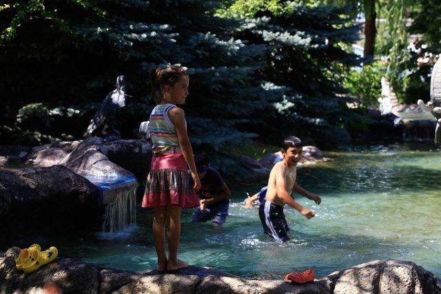 Çankırı’da Sıcaktan Bunalan Çocuklar Süs Havuzunda Serinledi 2