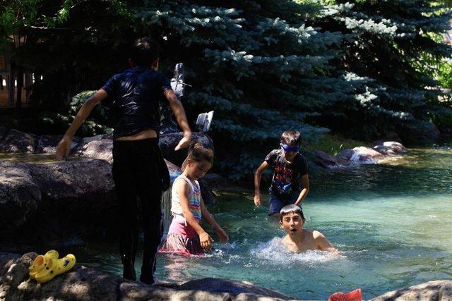 Çankırı’da Sıcaktan Bunalan Çocuklar Süs Havuzunda Serinledi 3