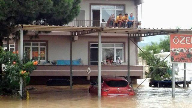 Dere Yatağı Taştı, Beldeye Ulaşım Kapandı