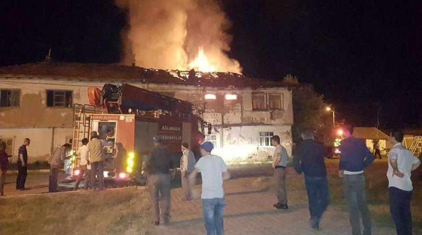 Aslanapa&rsquo;da 2 Katlı Ahşap Evde Yangın
