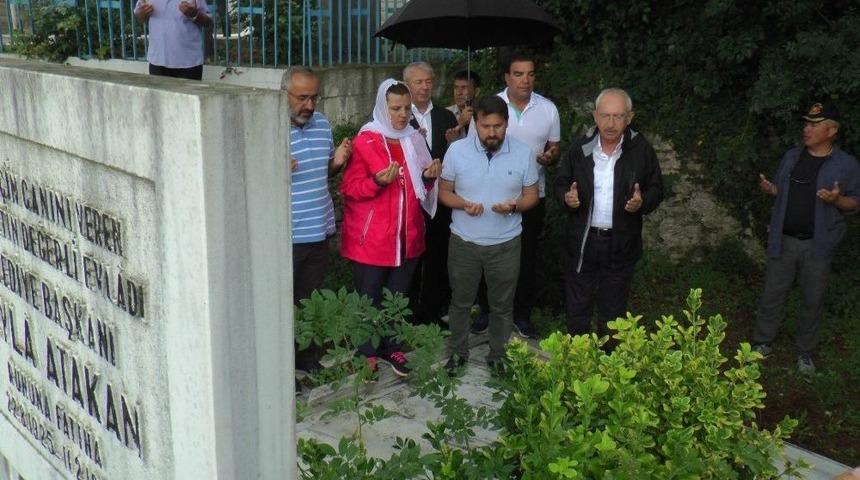 Kılıçdaroğlu, Türkiye’nin İlk Kadın Belediye Başkanı Leyla Atakan’ın Mezarını Ziyaret Etti