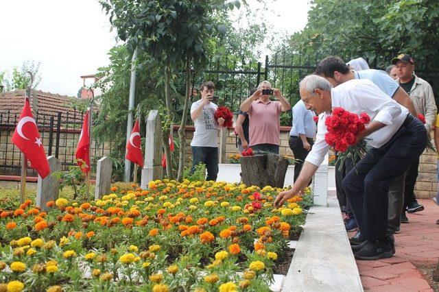 Kılıçdaroğlu, Türkiye’nin İlk Kadın Belediye Başkanı Leyla Atakan’ın Mezarını Ziyaret Etti