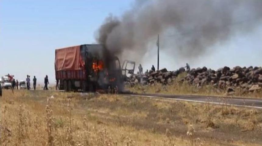Hareket Halindeki Kamyon Yandı