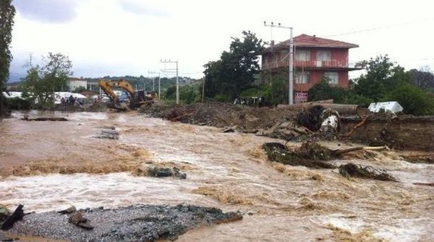 Çınarcık'ta Yağış Su Baskınlarına Neden Oldu