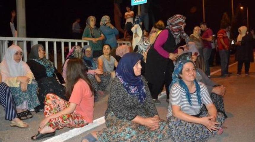 K&ouml;y Halkı, &Ccedil;&ouml;pl&uuml;k I&ccedil;in D-755 Yolunu 2 Saat Kapattı