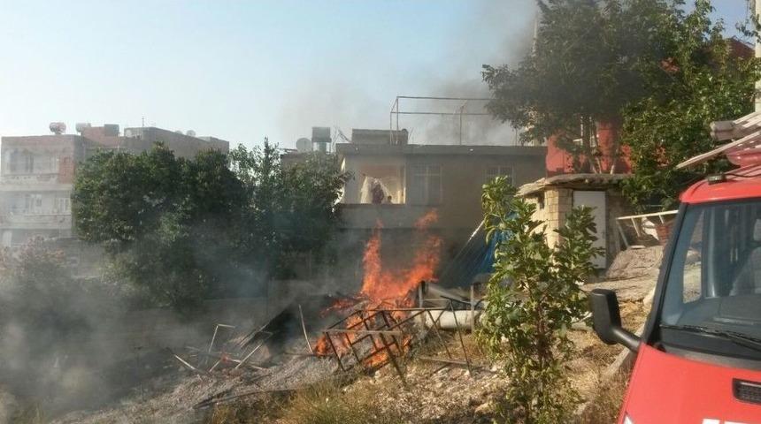 Anız Yangını Bah&ccedil;eye Sı&ccedil;radı Trakt&ouml;r K&uuml;l Olmaktan Son Anda Kurtarıldı