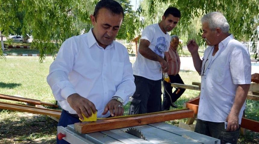 Kendi Kamelyasını Kendi &Uuml;reten Başkan