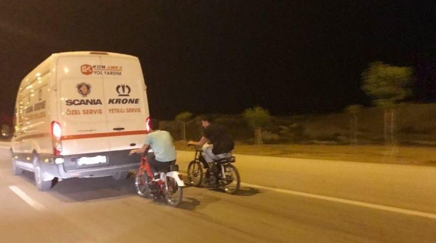 Motosikletleriyle &Ouml;l&uuml;m&uuml; Meydan Okudular