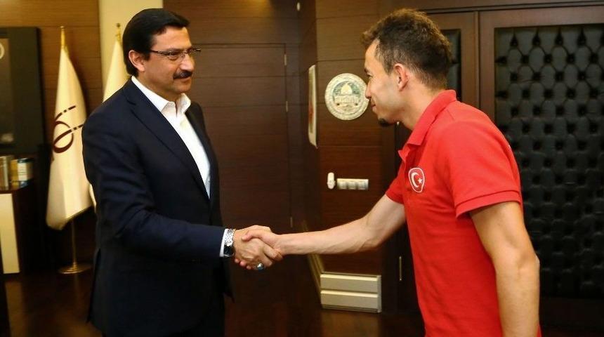 İşitme Engelli Milli Sporculardan Başkan Ak&rsquo;a Teşekk&uuml;r Ziyareti