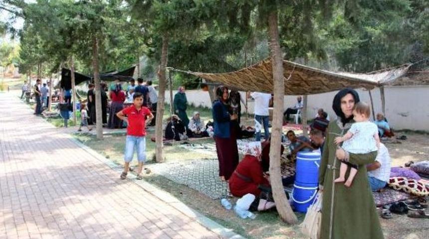 Hastalar I&ccedil;eride, Yakınları Bah&ccedil;ede Konaklıyor