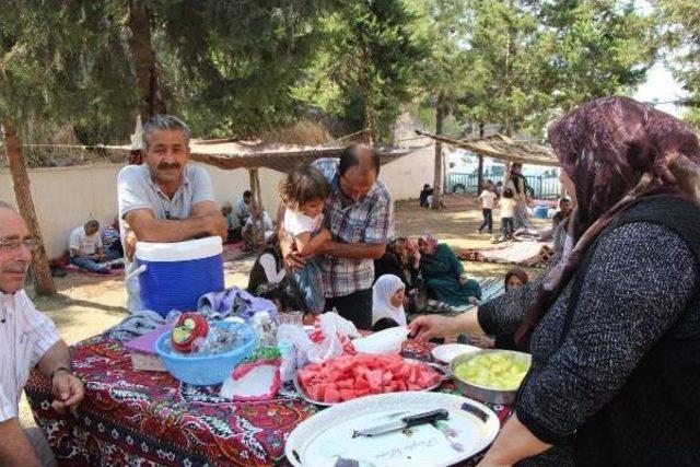 Hastalar Içeride, Yakınları Bahçede Konaklıyor