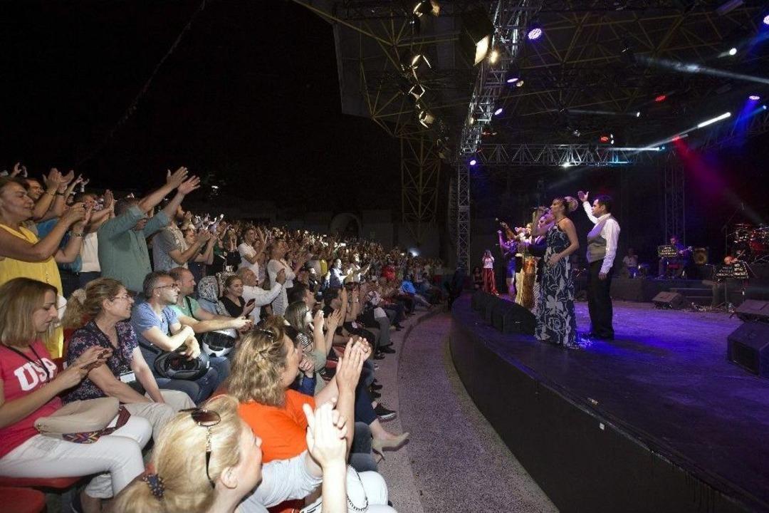 Muhteşem Konserle 90&rsquo;lara Yolculuk