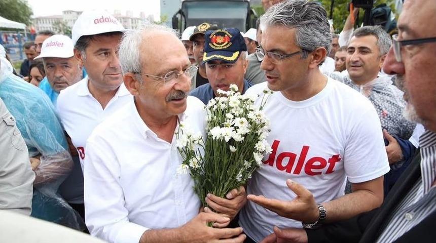 Kılı&ccedil;daroğlu&rsquo;na İzmir&rsquo;in Dağlarından Papatya G&ouml;t&uuml;rd&uuml;ler