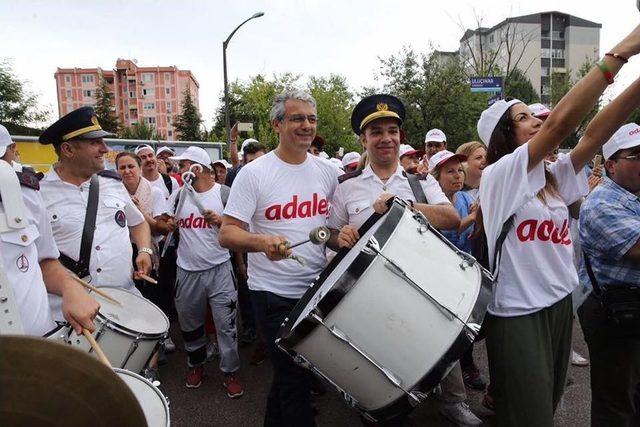 Kılıçdaroğlu’na İzmir’in Dağlarından Papatya Götürdüler