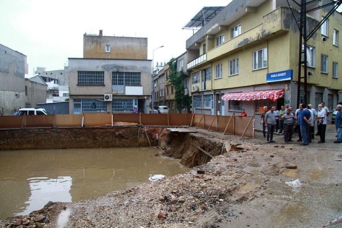 Bursa&rsquo;da &Ccedil;&ouml;kme Tehlikesi Bulunan İki Bina Boşaltıldı