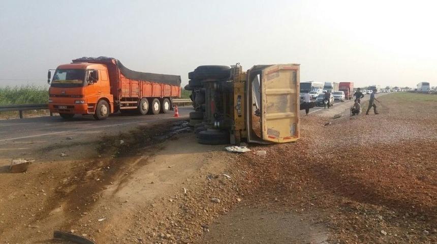 Hafriyat Kamyonu Devrildi: 1 Yaralı