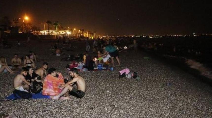 Sabahladıkları Sahilde &Uuml;ş&uuml;y&uuml;nce &Ccedil;arşafa Sarılmak Zorunda Kaldılar