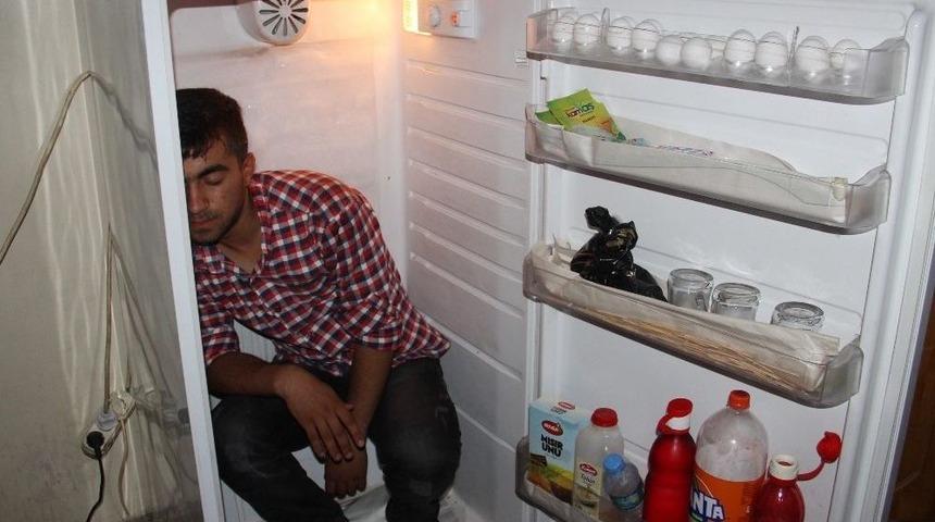 Serinlemek İ&ccedil;in Buzdolabına Giriyor