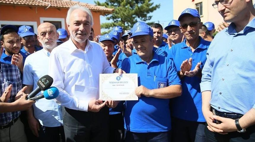 Yolda Bulduğu Parayı Sahibine Teslim Eden Temizlik İş&ccedil;isi &Ouml;d&uuml;llendirildi