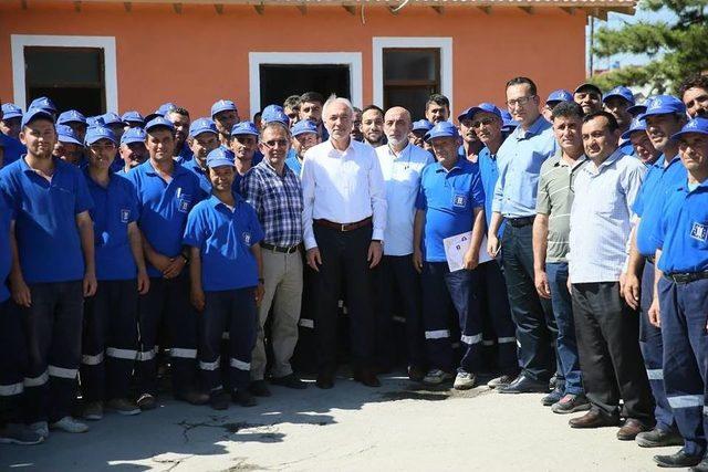 Yolda Bulduğu Parayı Sahibine Teslim Eden Temizlik İşçisi Ödüllendirildi