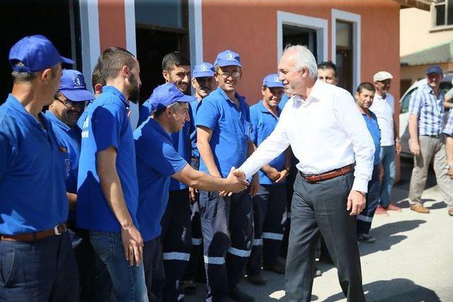 Yolda Bulduğu Parayı Sahibine Teslim Eden Temizlik İşçisi Ödüllendirildi