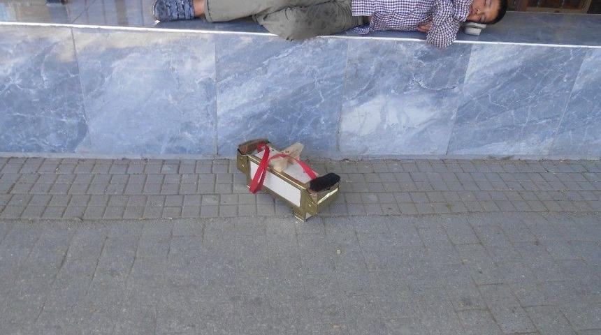 Afganistanlı Ayakkabı Boyacısı Gen&ccedil; Sıcak Havaya Fazla Dayanamadı