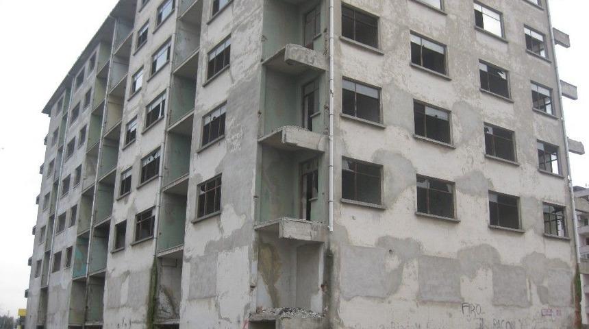 İzmit&rsquo;te 20 Ağır Hasarlı Bina Yıkılmayı Bekliyor