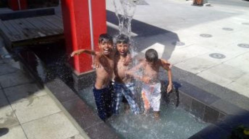 Sıcaktan Bunalan &Ccedil;ocuklar S&uuml;s Havuzuna Atladı