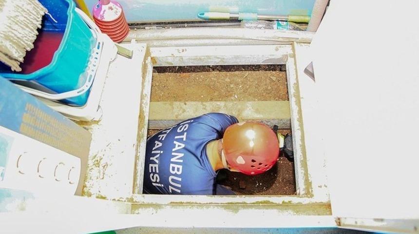 G&uuml;lhane Parkı&rsquo;nda Mahsur Kalan Tavşanı İtfaiye Ekibi Kurtardı