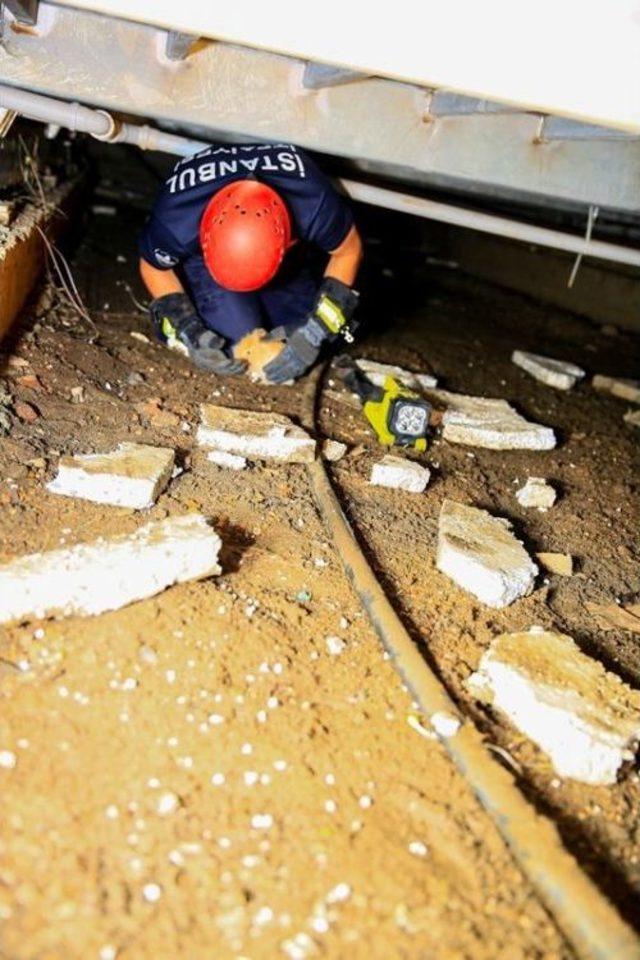 G&uuml;lhane Parkı&rsquo;nda Mahsur Kalan Tavşanı İtfaiye Ekibi Kurtardı 2