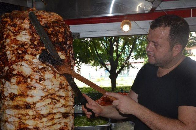 Döner Başında Günde 10 Litre Su İçiyor