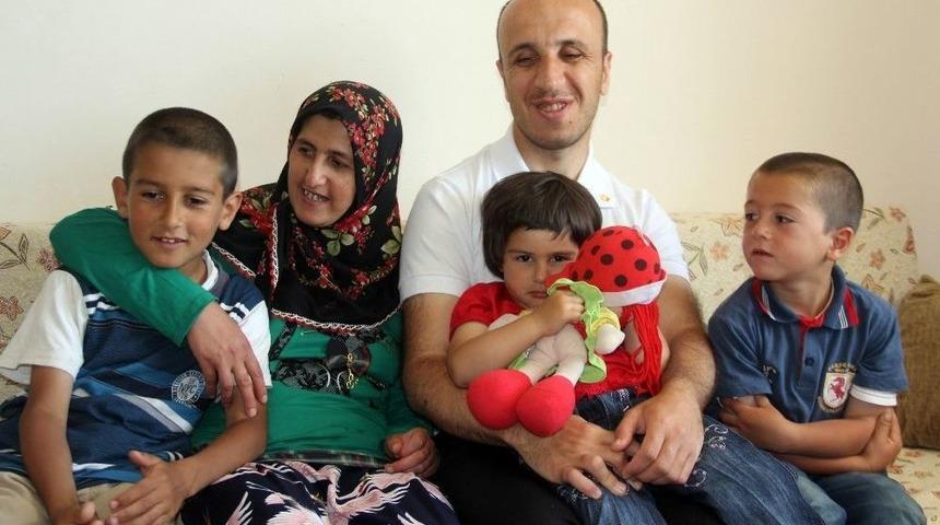 G&ouml;rme Engelli Baba Kağıt Mendil Satarak Ailesini Ge&ccedil;indiriyor