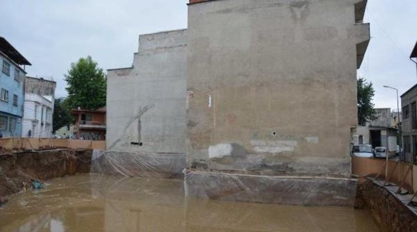 Su Biriken Temelin Yanındaki 2 Bina Tahliye Edildi