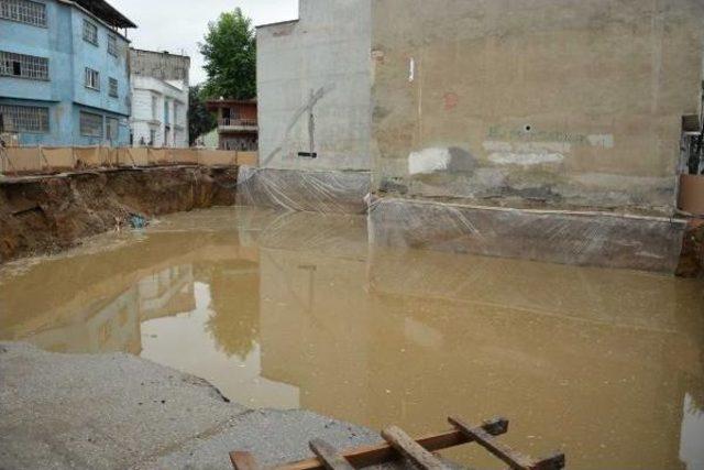 Su Biriken Temelin Yanındaki 2 Bina Tahliye Edildi 1