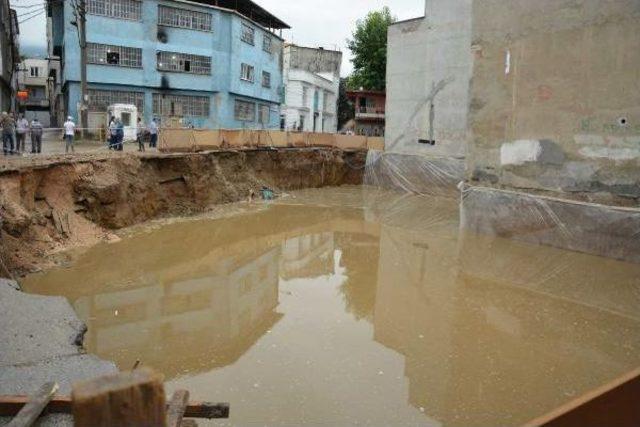 Su Biriken Temelin Yanındaki 2 Bina Tahliye Edildi 2