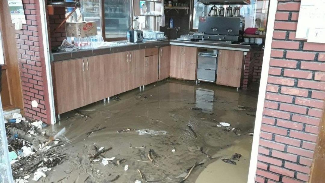 &Ccedil;ınarcık&rsquo;ta Dere Taştı, İl&ccedil;e Sular Altında Kaldı