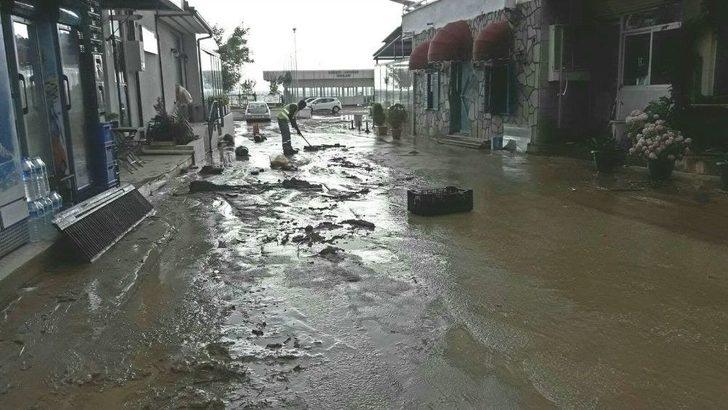 Çınarcık’ta Dere Taştı, İlçe Sular Altında Kaldı G1