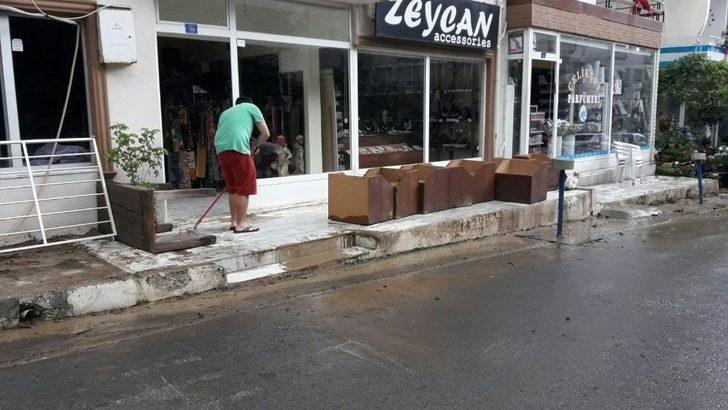 Çınarcık’ta Dere Taştı, İlçe Sular Altında Kaldı G3