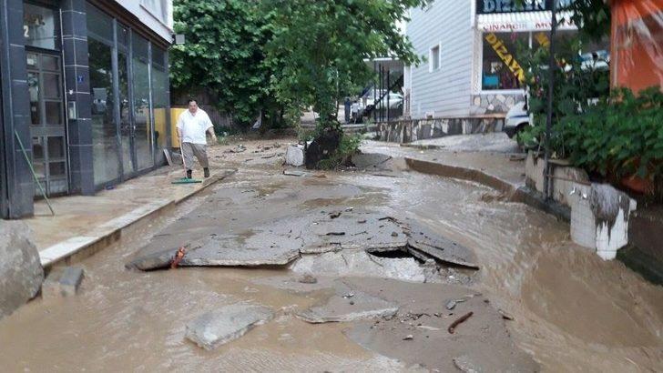 Çınarcık’ta Dere Taştı, İlçe Sular Altında Kaldı G5