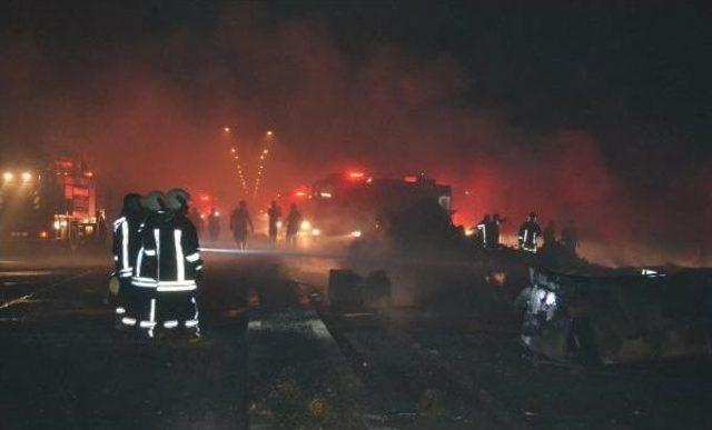 Tır'la Çarpışan Tanker Patladı: 3 Ölü, 1 Kayıp, 10 Yaralı - Yeniden