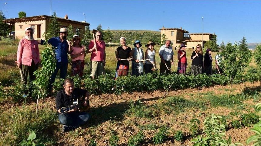 Ş&uuml;kran K&ouml;y&uuml;n&uuml;n Sakini Sanat&ccedil;ıların T&uuml;rk&uuml; Eşliğinde &Ccedil;apa İmecesi