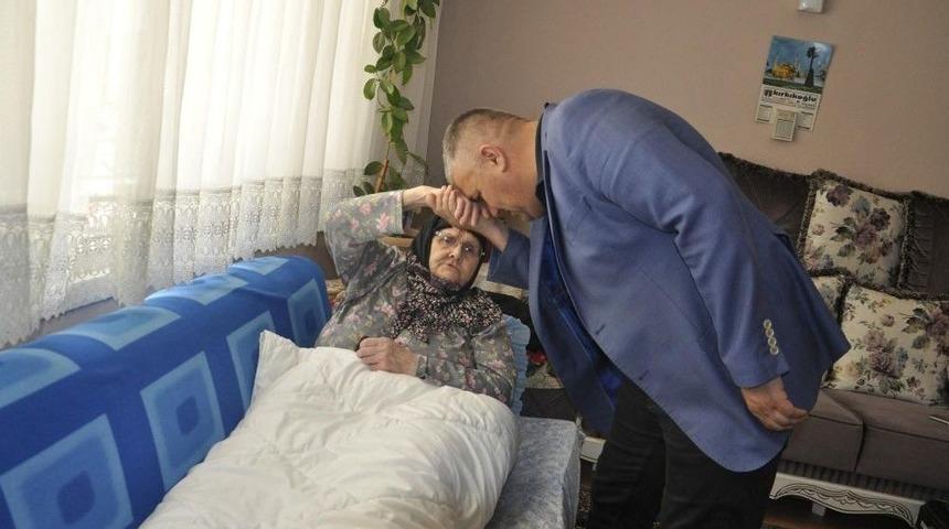 Zor Durumdaki Yaşlı Kadına Hasta Yatağı Desteği