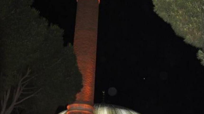 Akhisar’da Tarihi Camilere Büyükşehir Eli Değdi