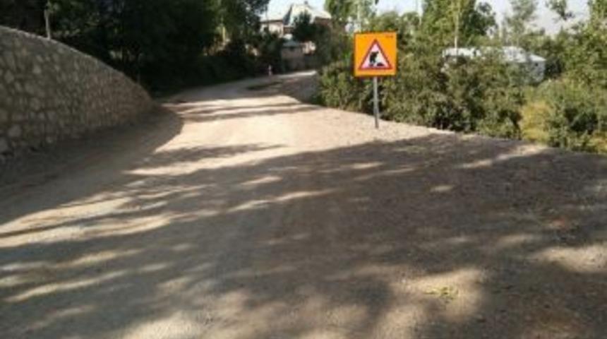 Hakkari&rsquo;de Yol Asfaltlama &Ccedil;alışması