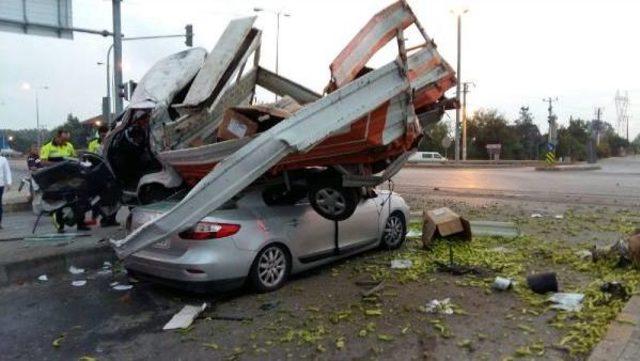 Tankerin Çarptığı Kamyonet Otomobilin Üstüne Uçtu: 1 Ölü