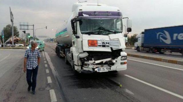 Tankerin Çarptığı Kamyonet Otomobilin Üstüne Uçtu: 1 Ölü