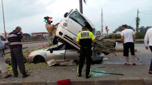 Tankerin Çarptığı Kamyonet Otomobilin Üstüne Uçtu: 1 Ölü