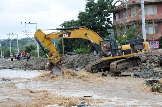 Çınarcık'ta Yağış Su Baskınına Neden Oldu (2)