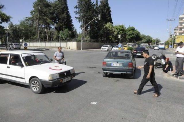 Kazada Yaralanan Eşini Taksiyle Eve G&ouml;ndermek Istedi 1